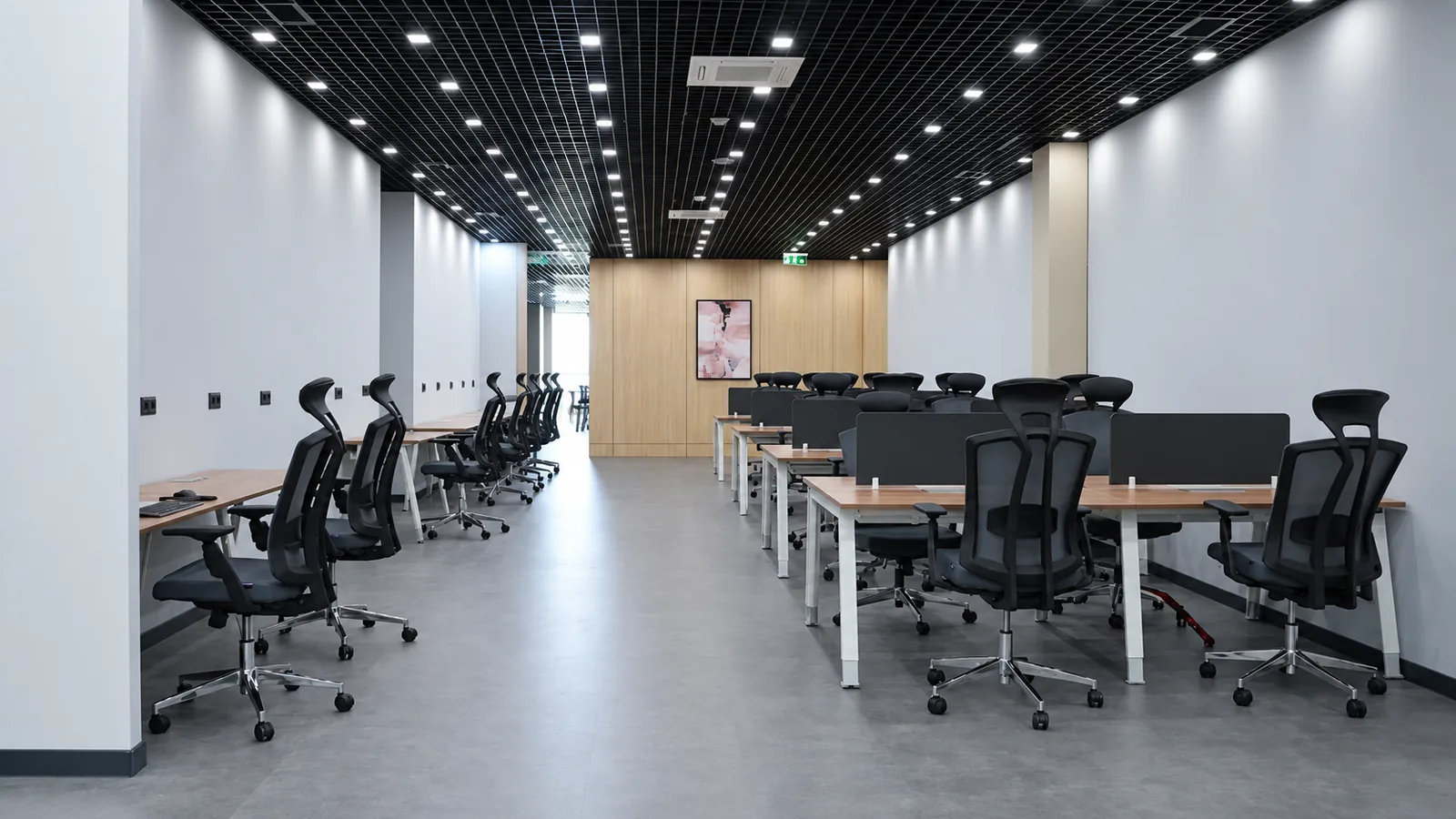 Open space в C‑Space · Modera Towers: ряды столов с перегородками и чёрные сетчатые кресла
