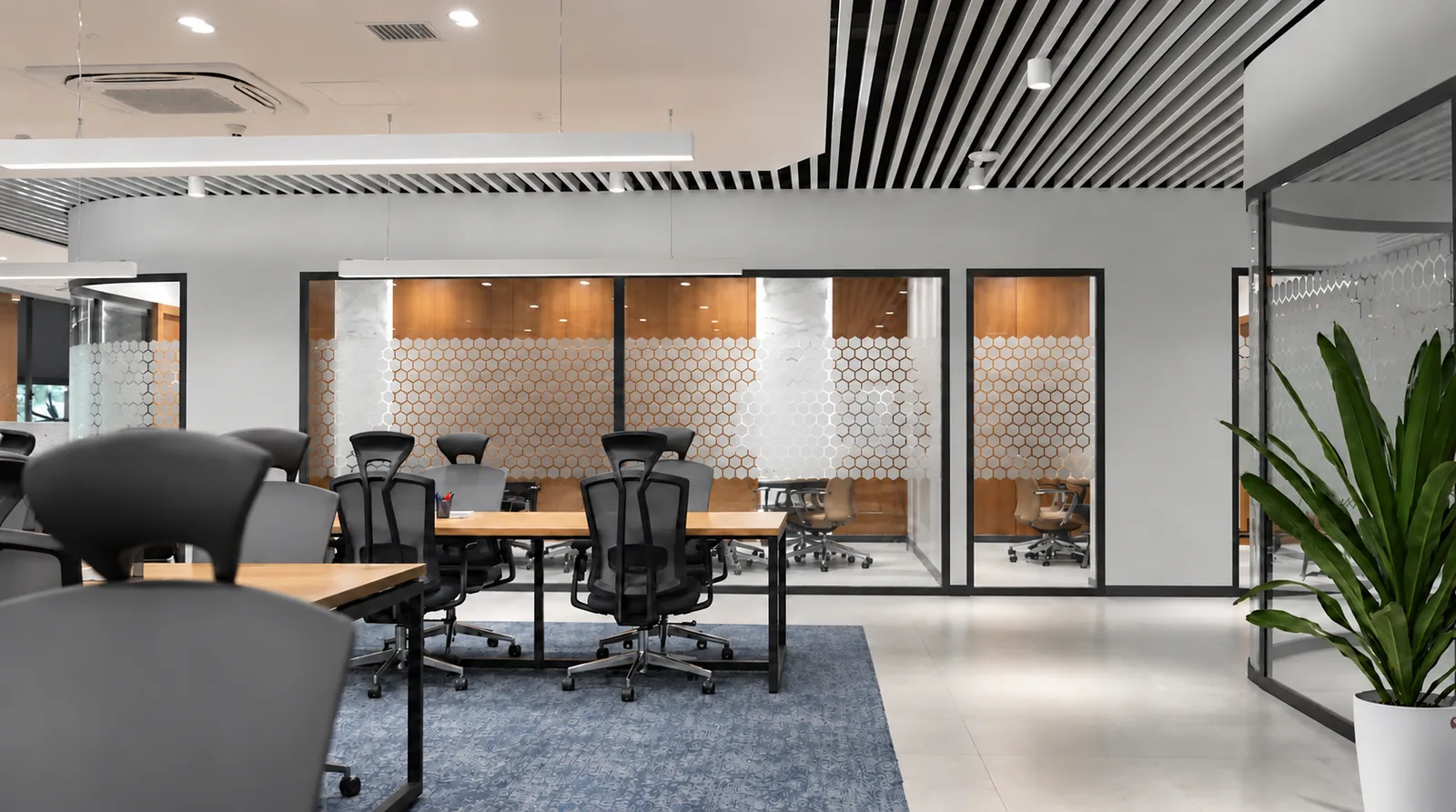 Open space и кабинеты за стеклянными перегородками в C‑Space · Modera Towers