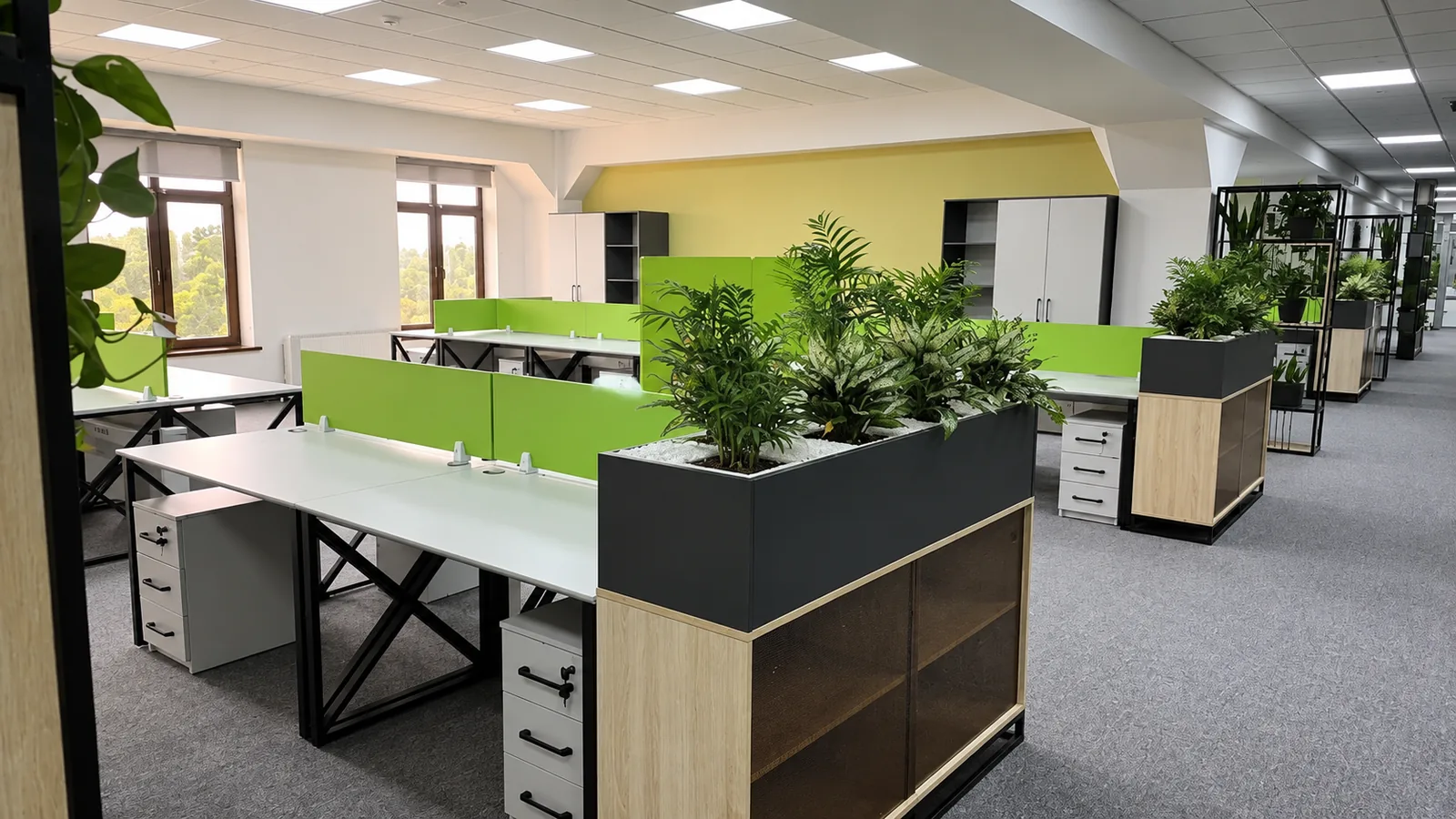 Open space Ipoteka Bank: ряды бенч‑столов с зелёными перегородками, модули хранения с растениями и шкафы у стены